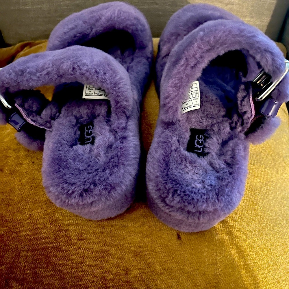 Uggs slippers like New. Only worn a few times